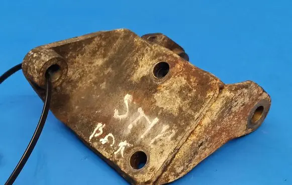 Volvo 760 Power steering pump mounting bracket 