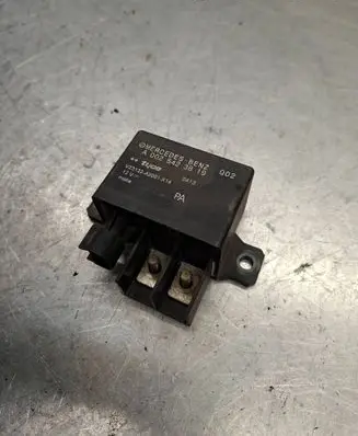 Mercedes-Benz E W210 Charging relay A0025423819 V23132A2001314