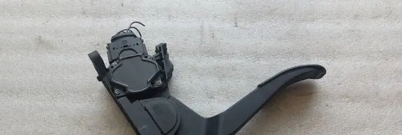 Mercedes-Benz Vito Viano W638 Accelerator throttle pedal A9013000404 0281002335