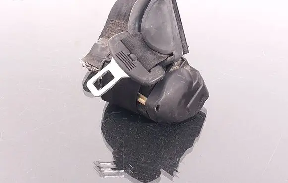 Middle seatbelt (rear)