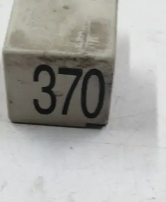 Volkswagen PASSAT B5 ABS relay 8D0951253