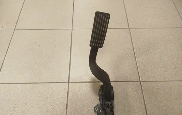 Accelerator throttle pedal