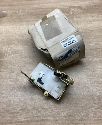 Ford Escort Rear door lock 6536476 86ABA26413AB REARLEFTSIDE