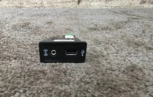 Volkswagen Golf VII USB socket connector 5Q0035726E 5Q0035724 5G0035222E