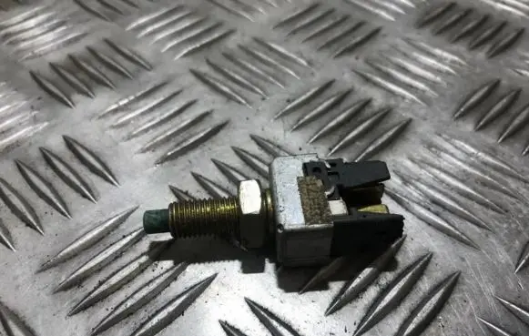 Mazda 323 Brake pedal sensor switch uh71