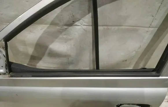 Toyota Yaris Front door glass trim molding 