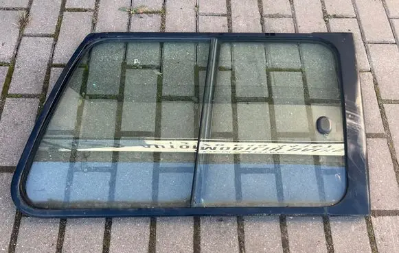 Mitsubishi Pajero Rear side window