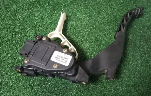 Volkswagen Golf IV Accelerator throttle pedal 1J1721503H 6PV00777001