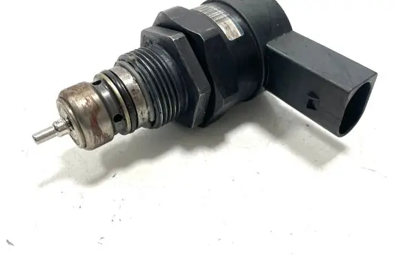 Mercedes-Benz A W169 Fuel pressure regulator 0281002494 A6110780449 12723512
