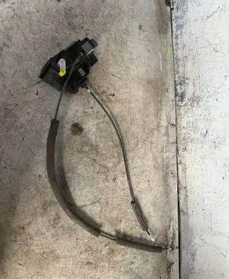 Nissan Juke I F15 Front door lock