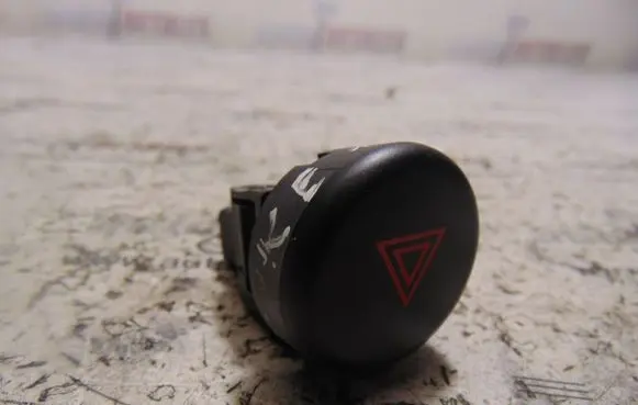 Nissan Juke I F15 Hazard light switch 06019