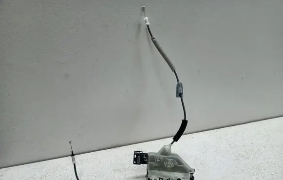 Peugeot 2008 II Rear door lock PSA305601