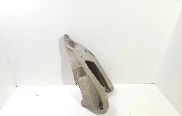 Volkswagen Transporter - Caravelle T5 Engine mounting bracket 7E0199370