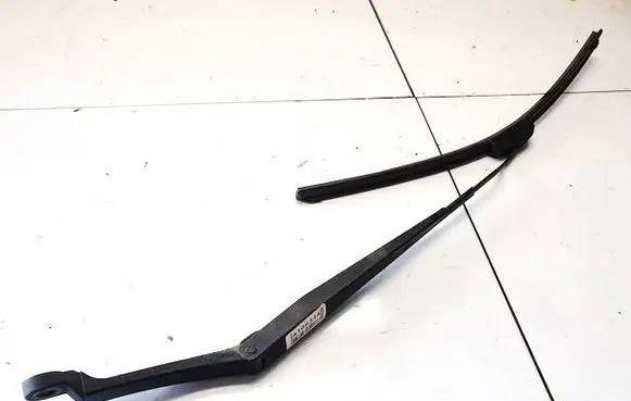 Front wiper blade arm