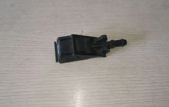 Volkswagen PASSAT B5.5 Windshield washer spray nozzle 