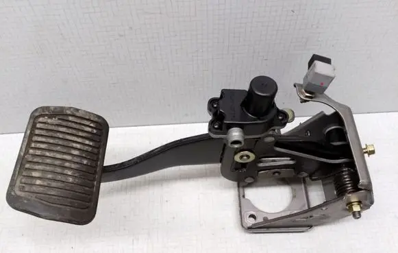 KIA Magentis Brake pedal