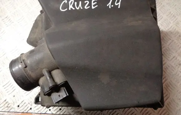 Chevrolet Cruze Air filter box 13325780