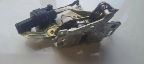 Mercedes-Benz C W202 Rear door lock 2027300535