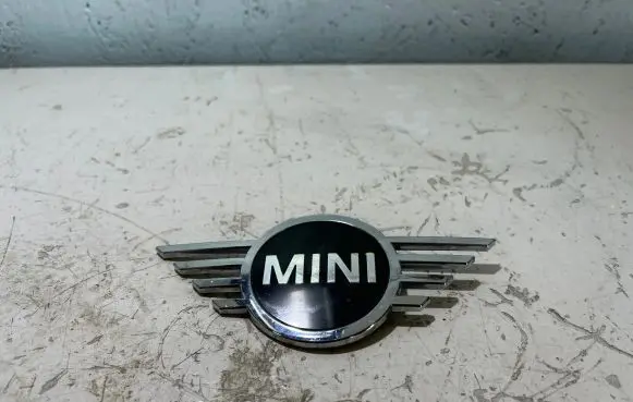 Manufacturer badge logo/emblem