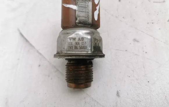 Volkswagen PASSAT B6 Fuel pressure sensor 03L906051