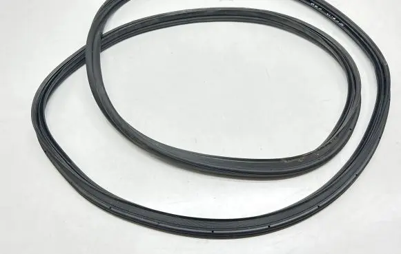 Trunk rubber seal (body)