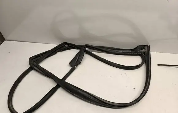Lexus RX 450H Rubber seal front coupe door 640LY02