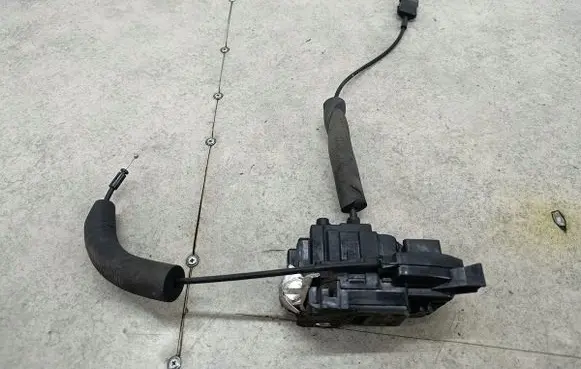 Renault Laguna III Rear door lock 825000003R
