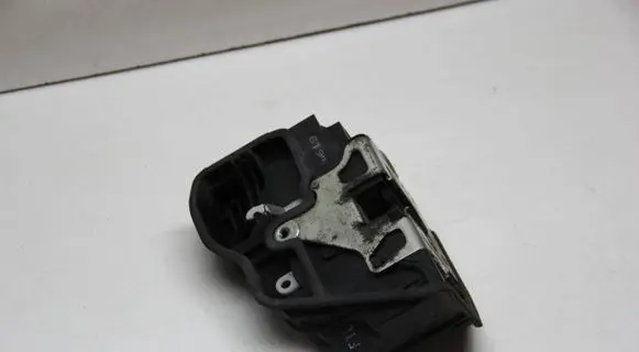 BMW X3 E83 Front door lock 7154619