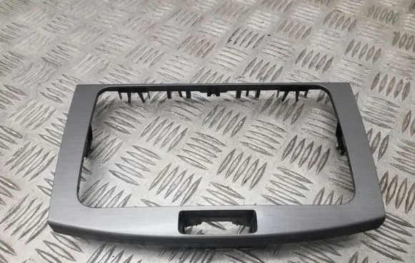 Volkswagen PASSAT B7 Radio/GPS head unit trim 
