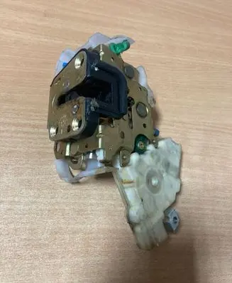 Subaru Impreza II Front door lock 61100FE010 0892043B