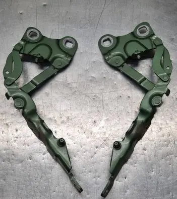 Engine bonnet/hood hinges