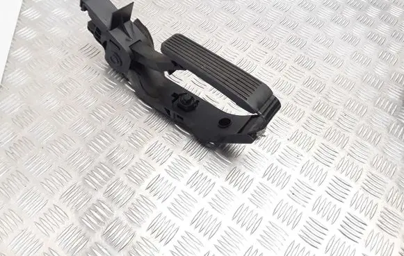Mercedes-Benz E W211 Accelerator throttle pedal A2113010001