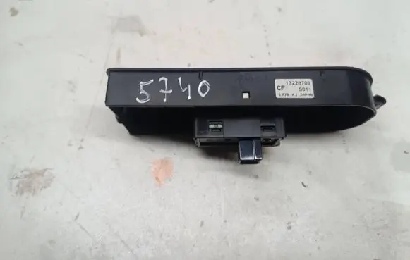 Opel Zafira B Electric window control switch 13228709
