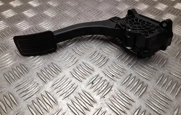 Accelerator throttle pedal