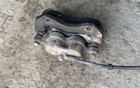 Mitsubishi Outlander Front brake caliper