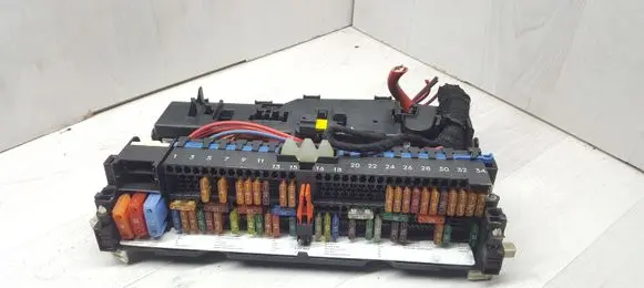 BMW X3 E83 Fuse module 90101246 18500000000 0077965259