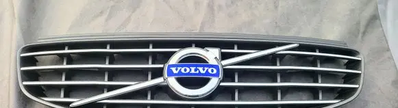 Volvo XC60 Front bumper upper radiator grill