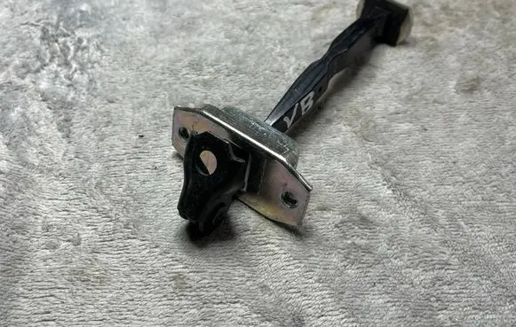 Nissan Qashqai Rear glass lock/latch C165 824304EA0A