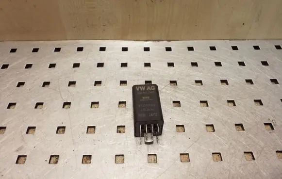 Glow plug pre-heat relay