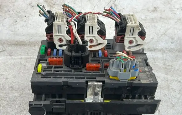 Peugeot 308 BSM Control unit 9807028880