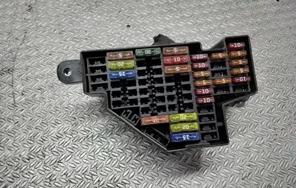 Volkswagen PASSAT B6 Fuse module 2061814676