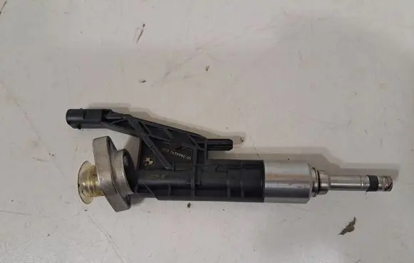 BMW 5 G30 G31 Fuel injector 7639990 8625396
