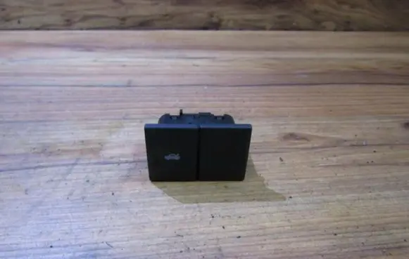Ford Mondeo Mk III Tailgate opening switch d3l0a