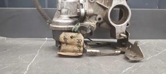 Peugeot 205 Fuel pump bracket 