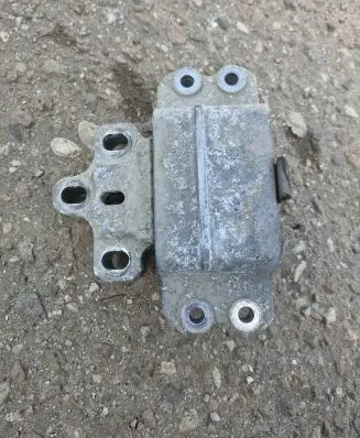 Volkswagen PASSAT B6 Engine mount bracket
