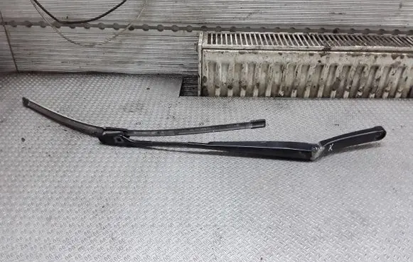 Windshield/front glass wiper blade