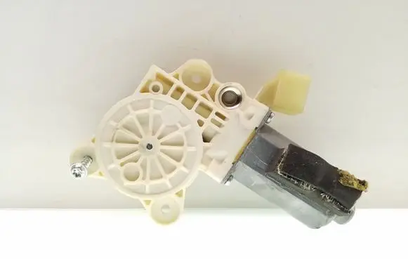Mercedes-Benz CLS C219 Front door window regulator motor 0130821432