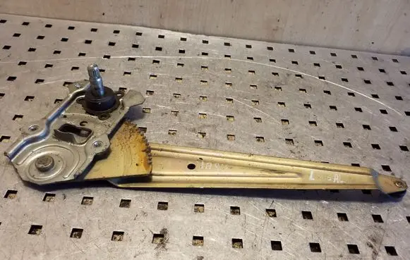 Rear door manual window regulator
