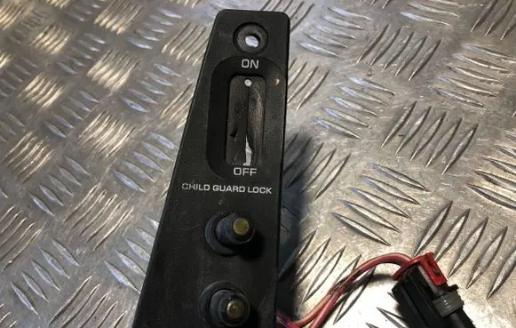 Chrysler Voyager Child safety switch 4481063