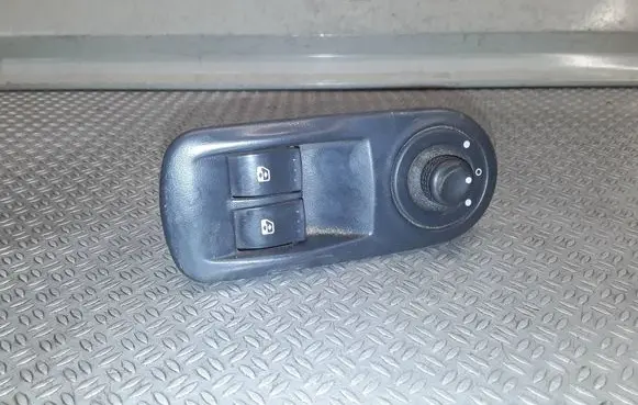 Renault Trafic II (X83) Electric window control switch 8200011867